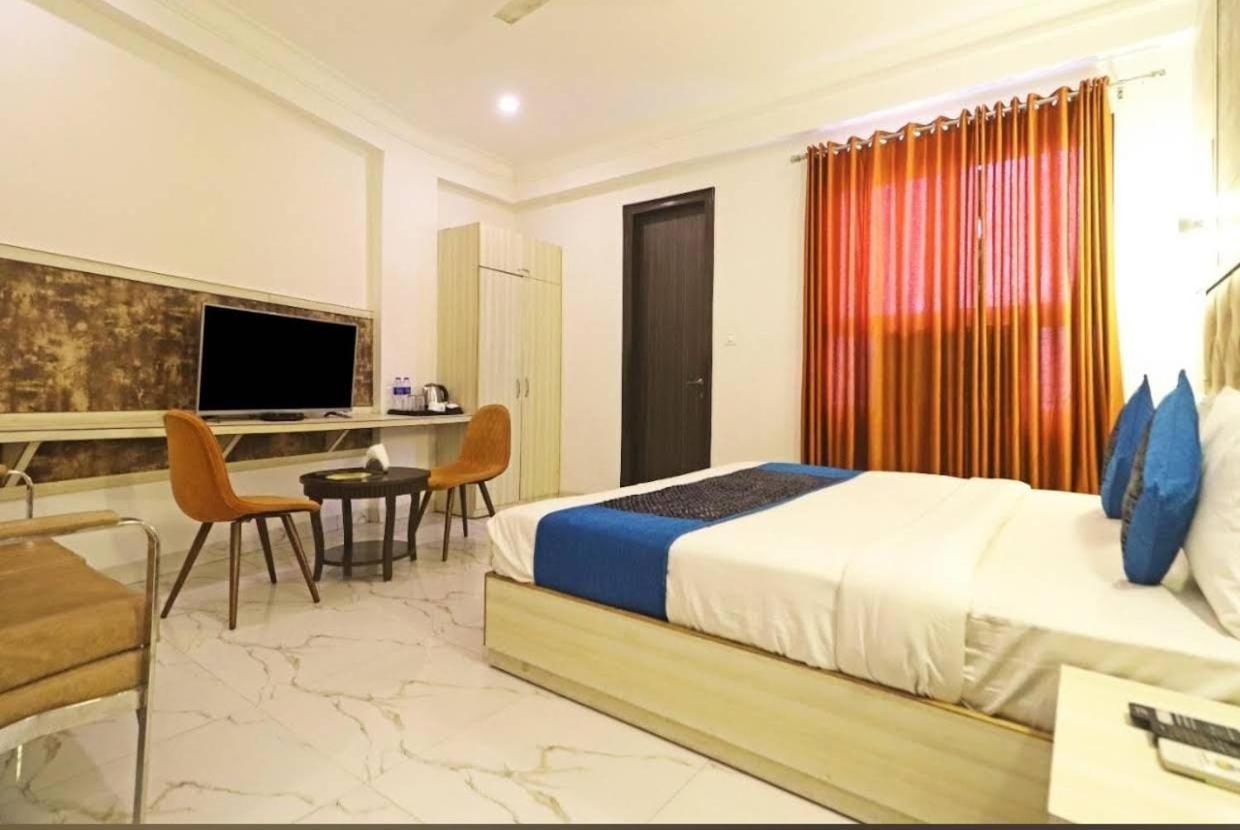 Almora Suites 4* New Delhi