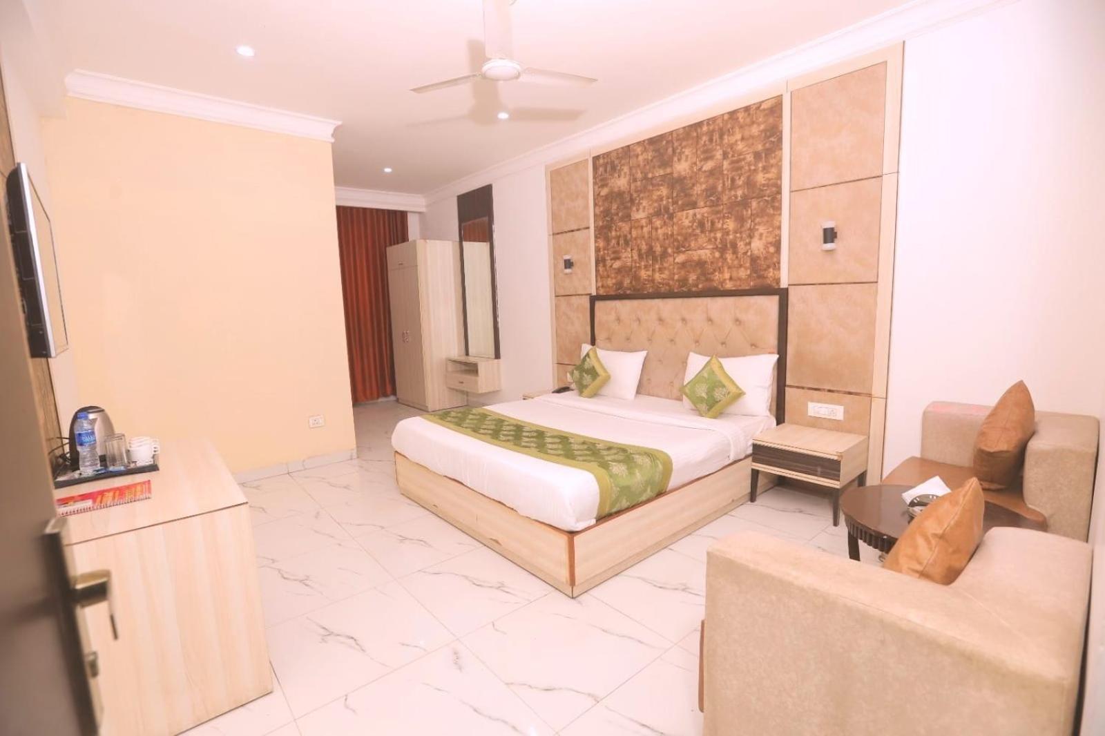 Almora Suites 4* New Delhi