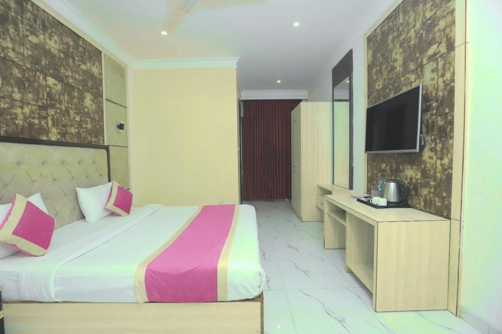 Almora Suites 4* New Delhi